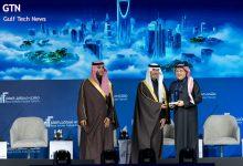 Majed bin Abdullah Al-Hogail, Minister of Municipalities and Housing awarding Mr. Zuahir Bakheet, CEO, Al Thuraya Al Omranya