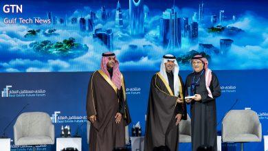Majed bin Abdullah Al-Hogail, Minister of Municipalities and Housing awarding Mr. Zuahir Bakheet, CEO, Al Thuraya Al Omranya