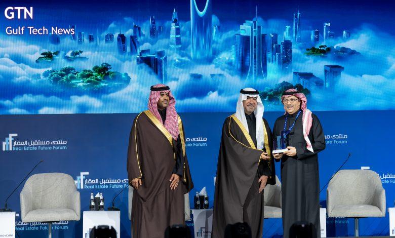 Majed bin Abdullah Al-Hogail, Minister of Municipalities and Housing awarding Mr. Zuahir Bakheet, CEO, Al Thuraya Al Omranya