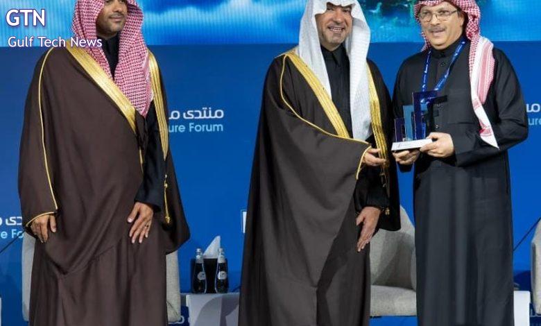 معالي ماجد بن عبدالله الحقيل وزير البلديات والإسكان يكرم السيد زهير بخيت الرئيس التنفيذي لشركة الثريا العمرانية