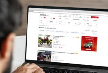 دراجة نارية على طريق في الإمارات ترمز لنمو سوق الدراجات النارية