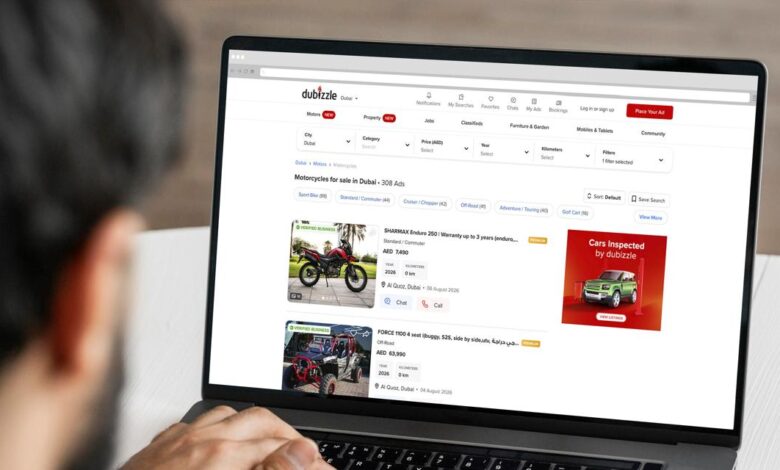 دراجة نارية على طريق في الإمارات ترمز لنمو سوق الدراجات النارية